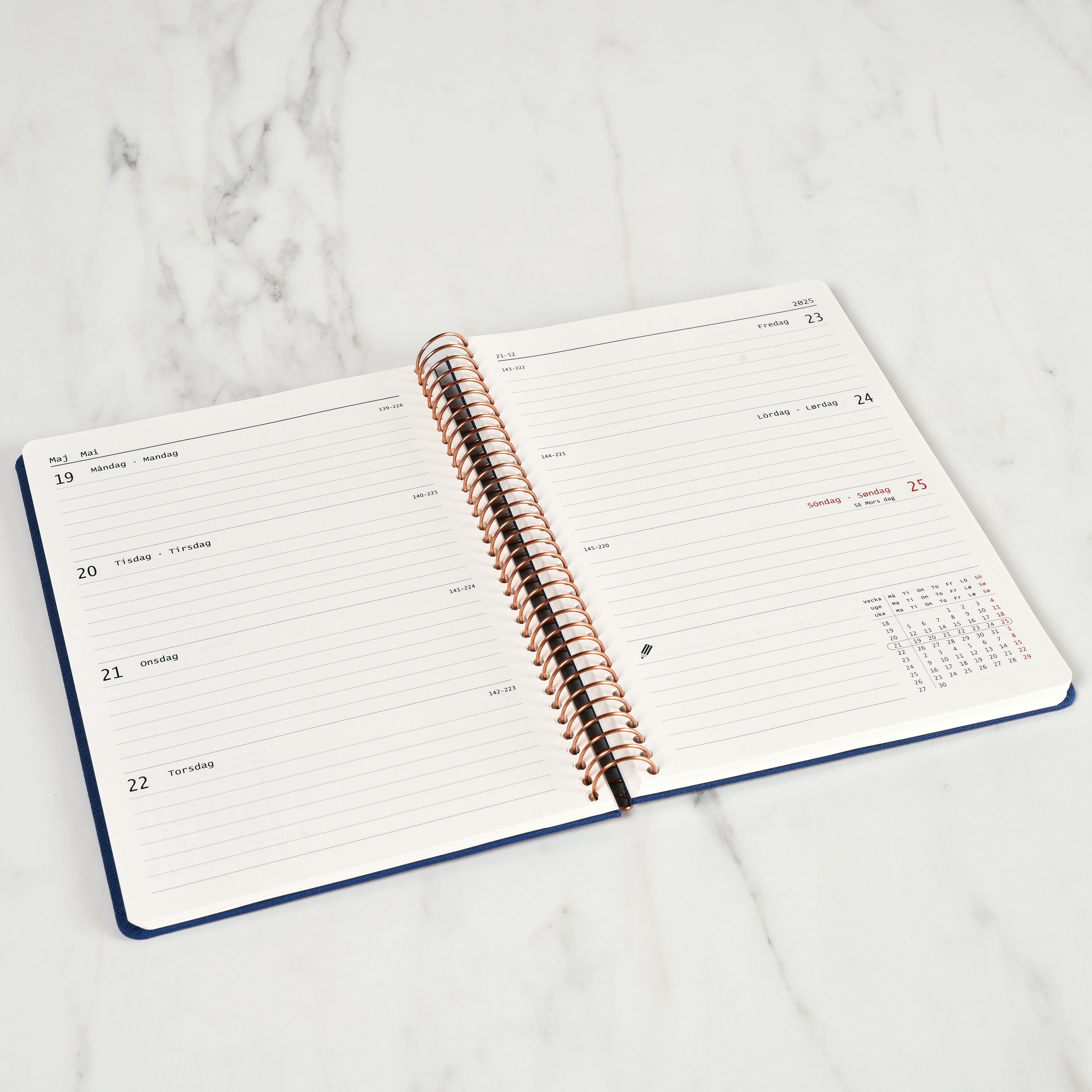 Køb ​Spiralkalender 2026 A5 Ugeopslag Navy hos Ofidan