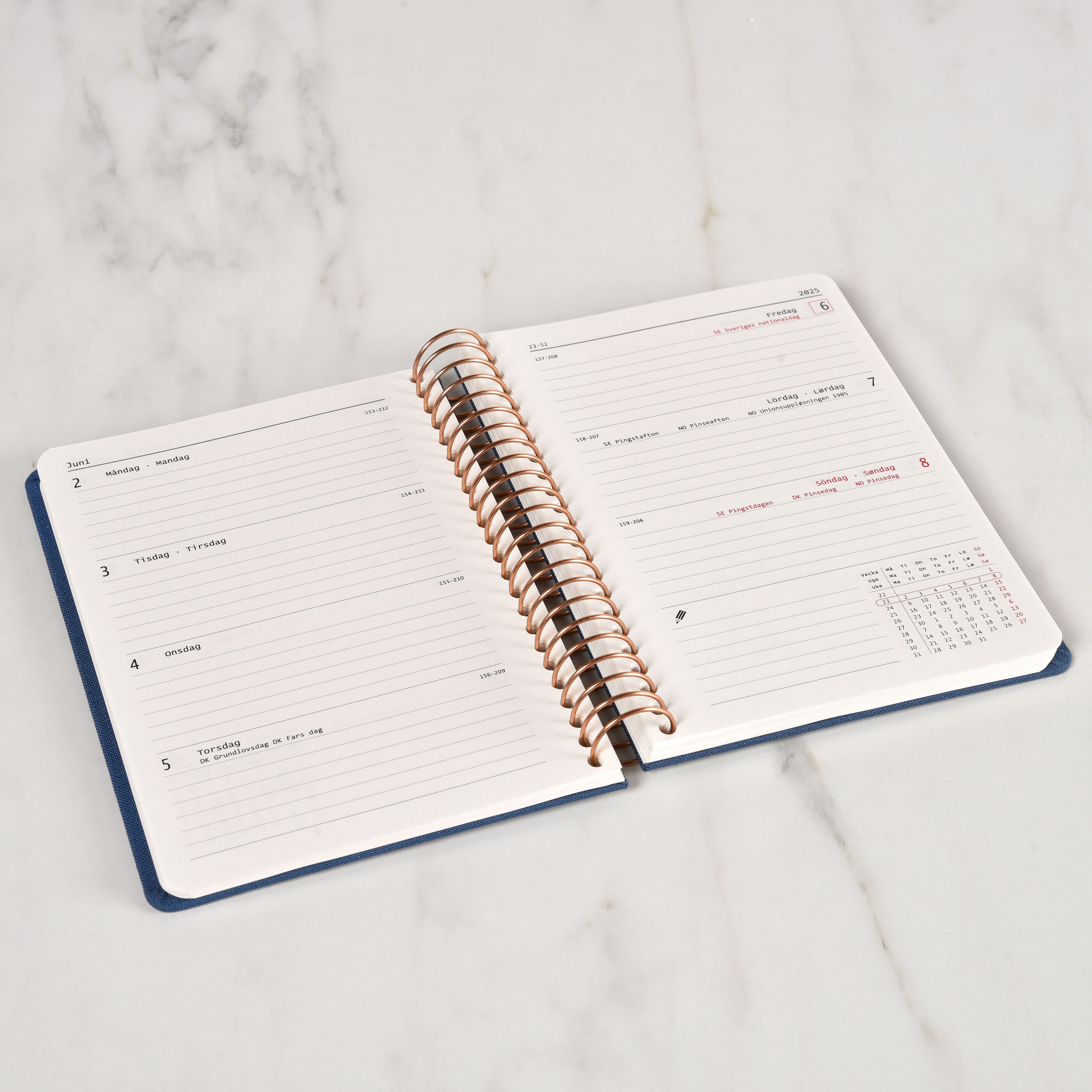 Køb ​Spiralkalender 2026 A6 Ugeopslag Navy hos Ofidan