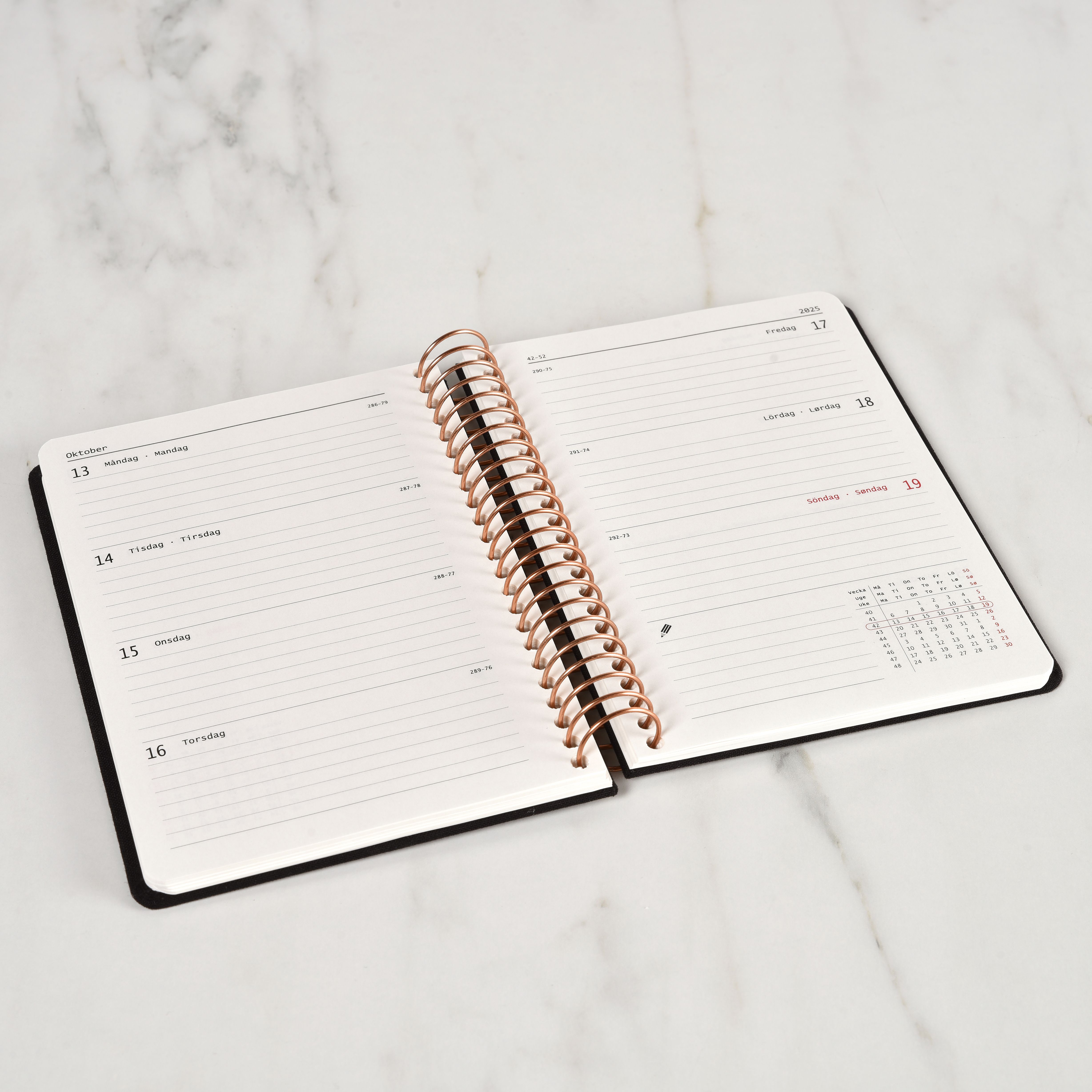 Køb ​Spiralkalender 2026 A6 Ugeopslag KOZO Black hos Ofidan